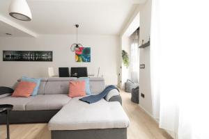 A seating area at Moyua Luxe by Staynnapartments