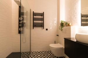 A bathroom at Moyua Luxe by Staynnapartments Még 19 kép
