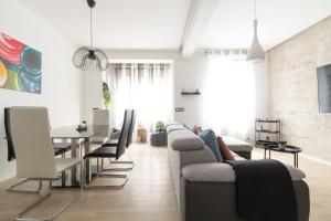 A seating area at Moyua Luxe by Staynnapartments