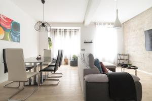 A seating area at Moyua Luxe by Staynnapartments