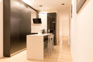 A television and/or entertainment centre at Moyua Luxe by Staynnapartments