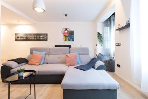 A seating area at Moyua Luxe by Staynnapartments