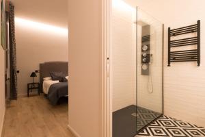 A bed or beds in a room at Moyua Luxe by Staynnapartments