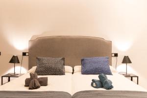 A bed or beds in a room at Moyua Luxe by Staynnapartments