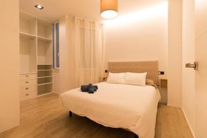 A bed or beds in a room at Moyua Luxe by Staynnapartments
