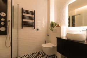 A bathroom at Moyua Luxe by Staynnapartments