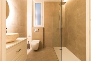 A bathroom at Moyua Luxe by Staynnapartments
