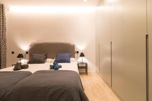 A bed or beds in a room at Moyua Luxe by Staynnapartments