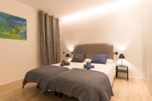 A bed or beds in a room at Moyua Luxe by Staynnapartments