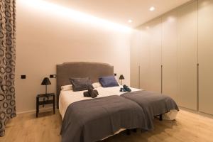 A bed or beds in a room at Moyua Luxe by Staynnapartments