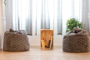 A seating area at Moyua Luxe by Staynnapartments