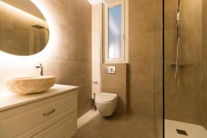 A bathroom at Moyua Luxe by Staynnapartments