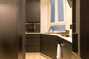 A kitchen or kitchenette at Moyua Luxe by Staynnapartments