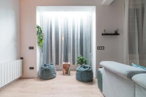 A seating area at Moyua Luxe by Staynnapartments