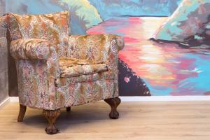 A seating area at Moyua Luxe by Staynnapartments