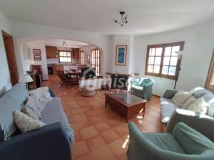 Casa Bellota في كالونج: غرفة معيشة مع كنب وطاولة