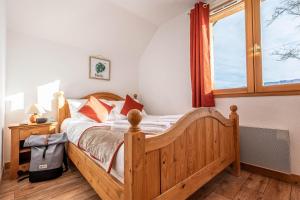 מיטה או מיטות בחדר ב-Madame Vacances Les Chalets du Berger Premium***