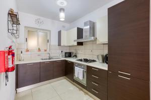 Virtuvė arba virtuvėlė apgyvendinimo įstaigoje Comfortable 2BR APT with large SOFA & Living by 360 Estates