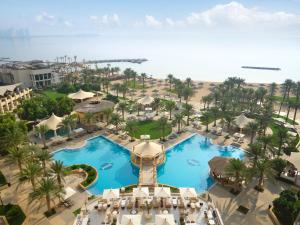 een luchtfoto van een resort met twee zwembaden bij InterContinental Doha Beach & Spa by IHG in Doha