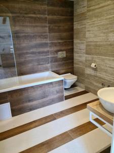 La salle de bains est pourvue d'une baignoire, de toilettes et d'un lavabo. dans l'établissement Magnificent new Villa Tofta on Lopud, Croatia. Sea views from the infinity pool, à Lopud