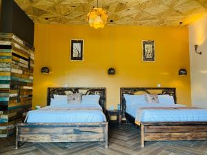 Postel nebo postele na pokoji v ubytování The Forest Resort - Lweza + 65 fotografií