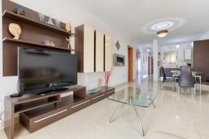 TV a/nebo společenská místnost v ubytování Comfortable 2BR APT with large SOFA & Living by 360 Estates