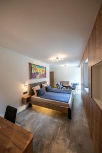 una camera con un letto blu e un tavolo di Villa Valtin a Le Valtin