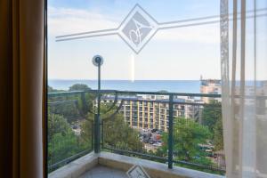 balcón con vistas al océano en Atlas Hotel - Free Outdoor Pool and Heated Indoor Pool en Golden Sands