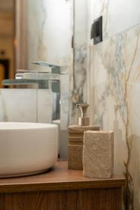een badkamer met een wastafel en handdoeken op een aanrecht bij Dema's Luxury Suites(E6) in Athene