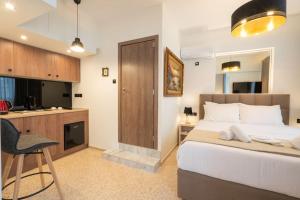 een slaapkamer met een bed, een bureau en een keuken bij Dema's Luxury Suites(E6) in Athene