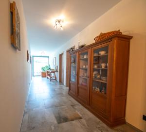 un couloir avec une armoire en bois dans une maison dans l'établissement Villa Valtin, à Le Valtin