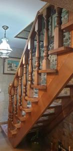 una scala a chiocciola in legno in una casa con pedane di legno di Casa Do Conde a Caldas de Reis