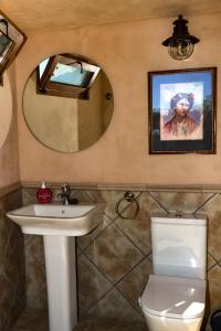 La salle de bains est pourvue d'un lavabo, de toilettes et d'un miroir. dans l'établissement Villa Vintage, à Les Cases d'Alcanar