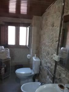bagno con servizi igienici e lavandino di Casa Do Conde a Caldas de Reis