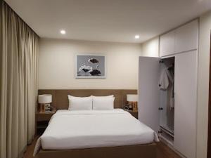 Giường trong phòng chung tại Royal Lotus Hạ Long Resort & Villas