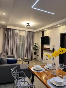 un soggiorno con un tavolo e un divano di Apartamentos Orquidea Dorada apt 101 & 104 a Comayagua