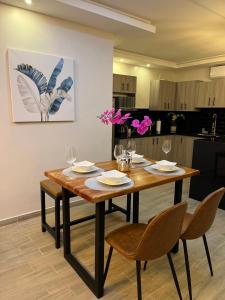 a dining room table and chairs in a kitchen at Apartamentos Orquidea Dorada apt 101 & 104 in Comayagua