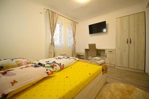 Кровать или кровати в номере Apartament Trandafirilor