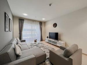 TV a/nebo společenská místnost v ubytování StoneTree - Elite Residence 1 BR - Near Dubai Tram