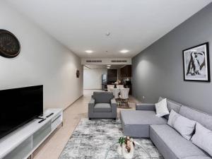 TV a/nebo společenská místnost v ubytování StoneTree - Elite Residence 1 BR - Near Dubai Tram