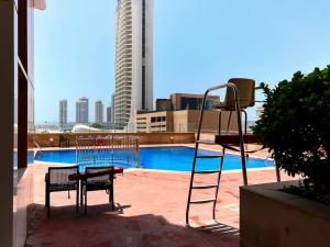 Bazén v ubytování StoneTree - Elite Residence 1 BR - Near Dubai Tram nebo v jeho okolí
