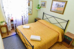 ローマにあるCasa Vacanza Frendy a Romaのベッドルーム1室(ベッド1台、タオル2枚付)