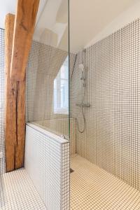 Das Bad ist mit einer Dusche und einer Badewanne ausgestattet. in der Unterkunft Le Grand Amerval in Nancy