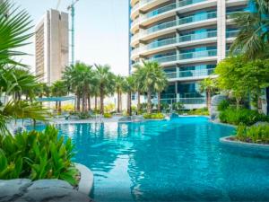Bazén v ubytování Luton Vacation Homes - Damac Tower By Paramount - Business Bay, Dubai - 80AB4 nebo v jeho okolí