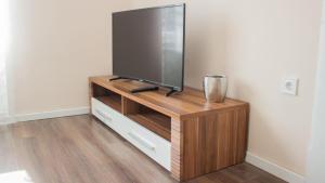 A television and/or entertainment centre at Broadway Apartments B3