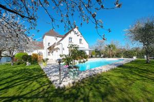 a house with a swimming pool in a yard at Albert's place idéal pour JO Paris 2024 in Médan