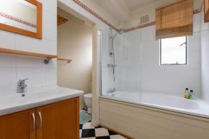 Een badkamer bij Large & Central 2BD Flat - Kensington