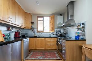Een keuken of kitchenette bij Large & Central 2BD Flat - Kensington