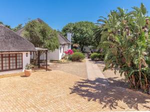 a courtyard of a house with a brick driveway at Beulah Lodge in Cape Town