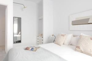 Postel nebo postele na pokoji v ubytování Suites Maestranza - Puerta del Arenal by Magno Apartments